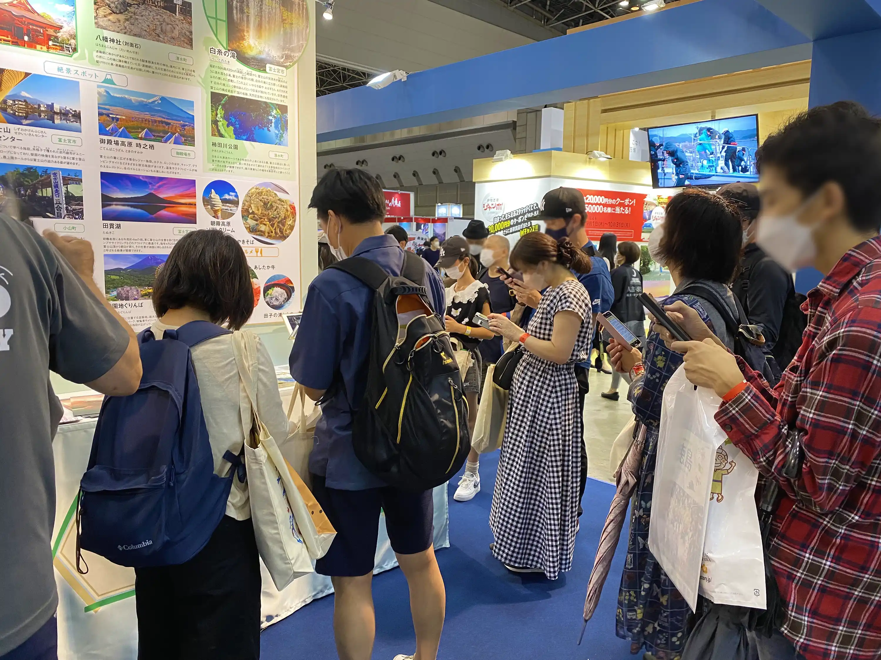 The Shizuoka Prefecture booth and the many visitors playing the Visibby crossword puzzle.