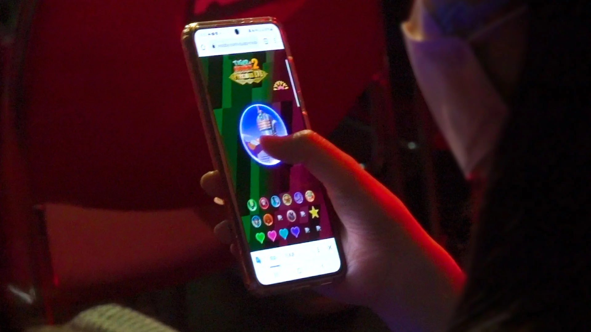 スマートフォンを持つ観客の手と、Visibbyのスタンプ画面には「Tiger & Bunny」のキャラクタースタンプが表示されている。